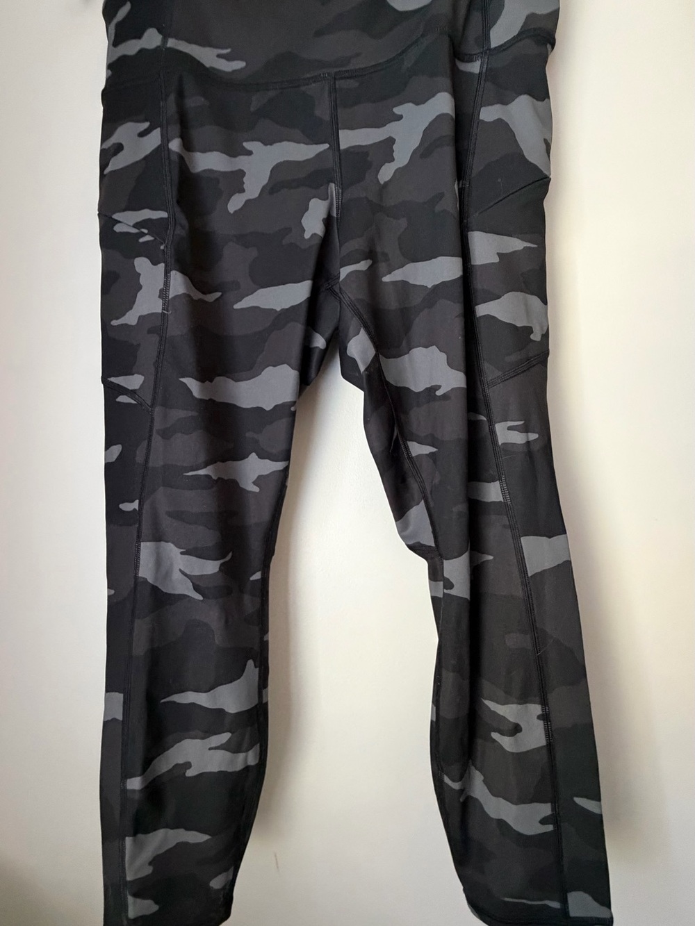 Athleta Black & Gray Camo Contender 7/8 Tights